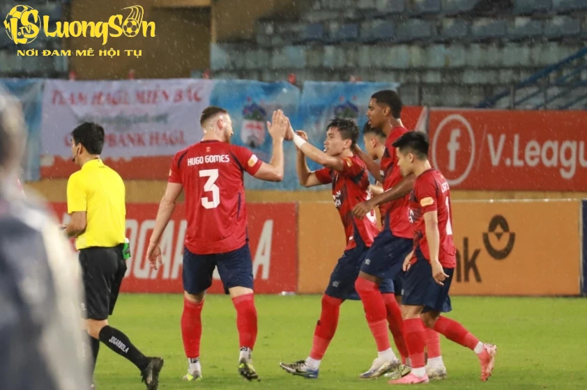 Lê Văn Đô vẽ siêu phẩm đá phạt gỡ hòa